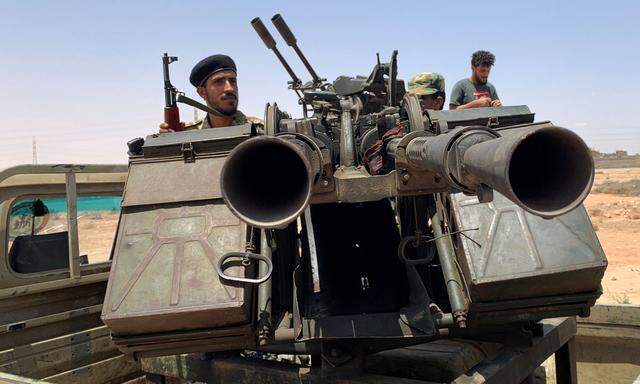 Regierungstreue Soldaten vor Sirte, hier mit schwerem russischen 14,5-mm-Zwillings-MG.