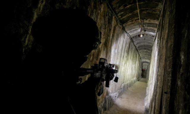 Ein israelischer Soldat in einem Hamas-Tunnel.