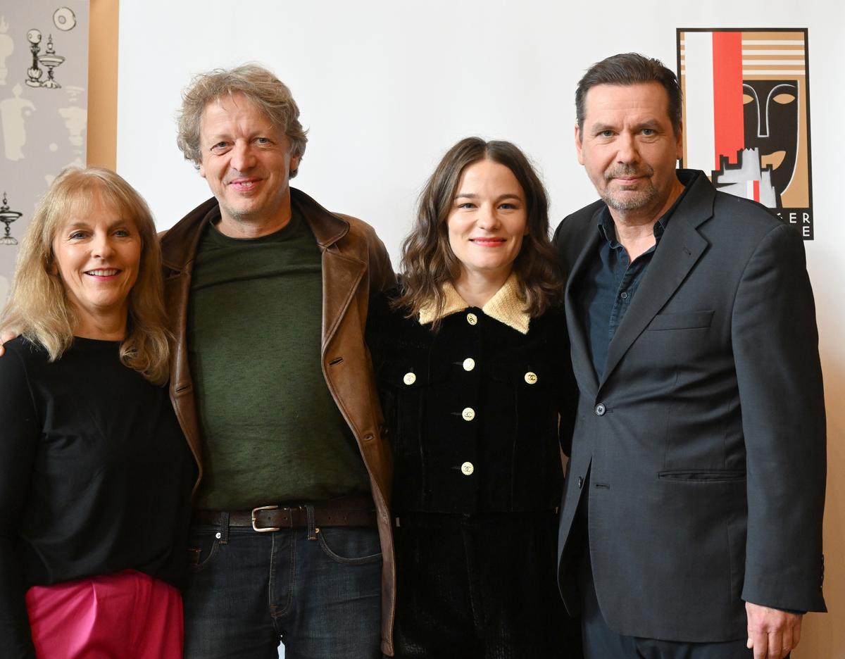 Im Bild (v.l.) Leitung Schauspiel Bettina Hering, Regisseur Michael Sturminger, Buhlschaft-Darstellerin Valerie Pachner und Jedermann-Darsteller Michael Maertens.