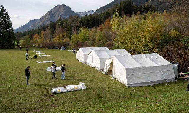 Seit 20. Oktober 2022 werden am Gelände der Polizeischule Wiesenhof in Absam (Bezirk Innsbruck-Land) Zelte für Asylwerber aufgebaut.