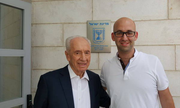 Drehte nicht nur Kerns Pizza-Video, sondern auch eines mit Israels verstorbenem Präsidenten Schimon Peres: Moshe Klughaft (re.).