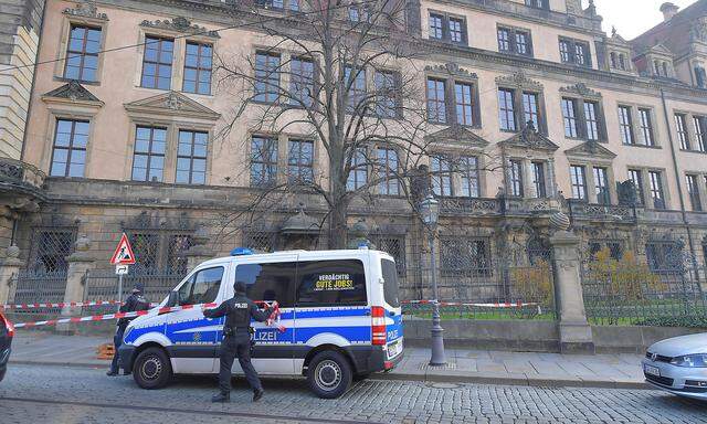 Die historischen Gebäude in Dresden wurden großräumig abgesperrt.