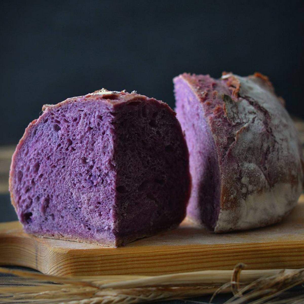 Auch „Purple Bread“ lässt die Internetgemeinde hellhörig werden. Ein Lebensmitteltechniker der Univer­sität Singapur hatte via CNN verlautbart, ein violettes Brot ertüftelt zu haben, das dank der Pflanzenfarbstoffe Anthocyane um zwanzig Prozent langsamer verdaut wird und länger satt hält. Die Anthocyane hatte er aus violettem Reis extrahiert, die violette Farbe des Brots war eigentlich nur ein Nebeneffekt. 