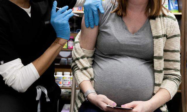 Innsbrucker Gynäkologen empfehlen die Corona-Impfung schwangeren und stillenden Frauen sowie jenen mit Kinderwunsch.