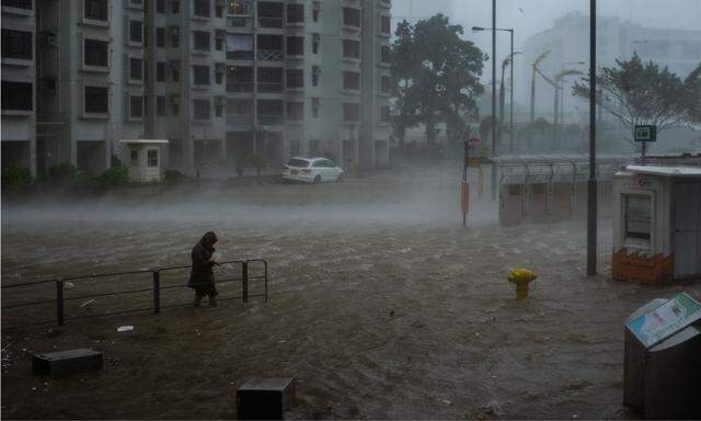 TOPSHOT-HONG KONG-PHILIPPINES-WEATHER-TYPHOON-MANGKHUT