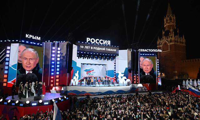 Putin hält eine Rede am Roten Platz und lässt sich als Präsident bejubeln.