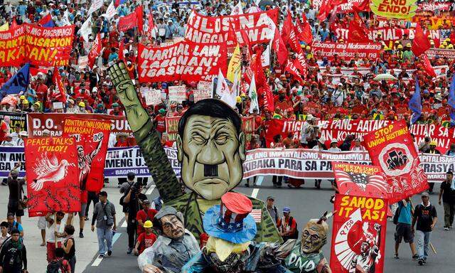 Duterte als Hitler (dessen Fan der philippinische Präsident ist): Demonstranten fordern Einhaltung der Menschenrechte.  