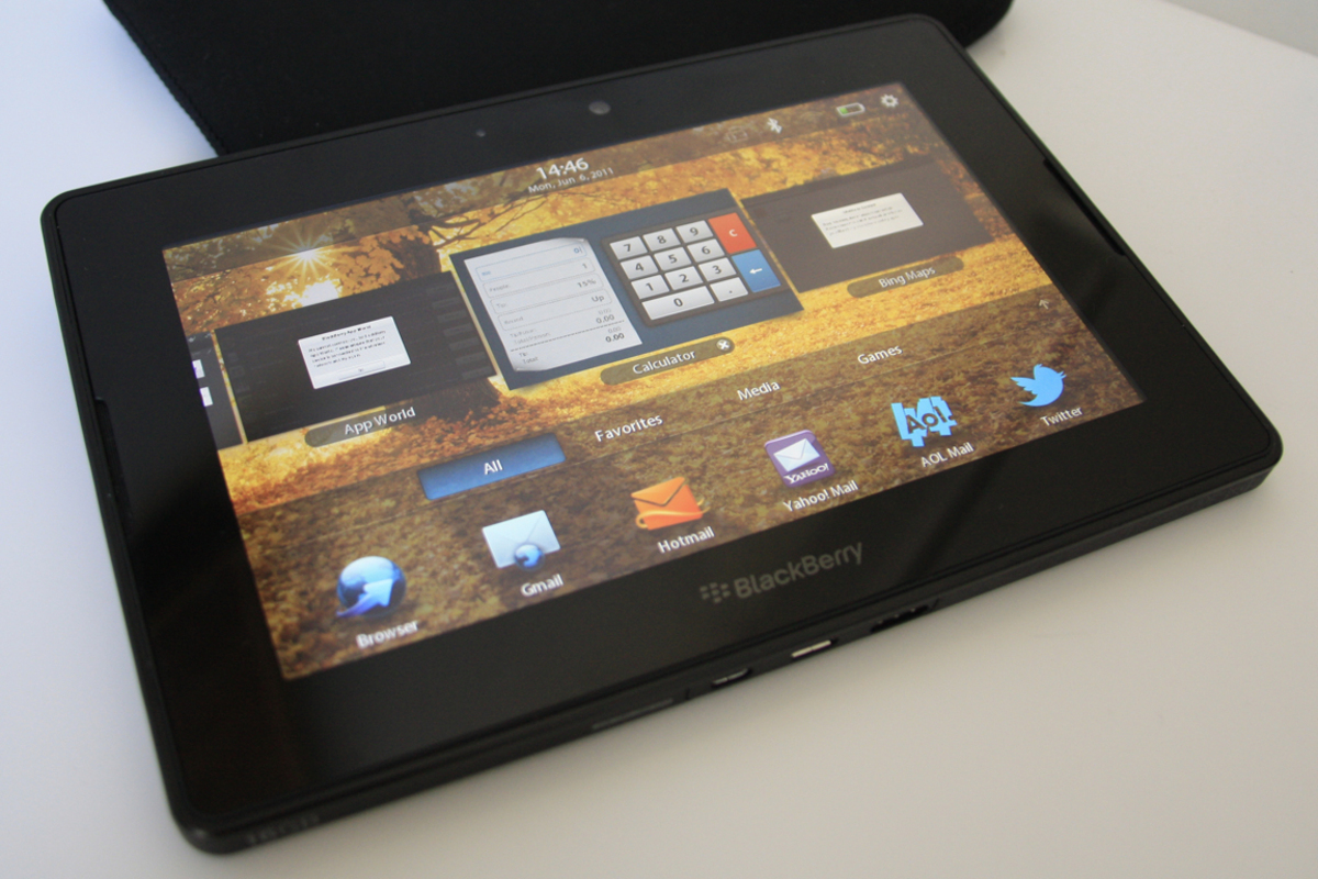 Die Verbindung zum Blackberry-Smartphone ist auch die einzige Möglichkeit, unterwegs eine mobile Internetverbindung aufzubauen: Mobiles Internet über ein 3G-Modul ist am Playbook nämlich nicht vorgesehen. Aber, wie der Name schon verrät, für verspielte Nutzer hat das Playbook auch ohne Blackberry-Smartphone einiges zu bieten, ...