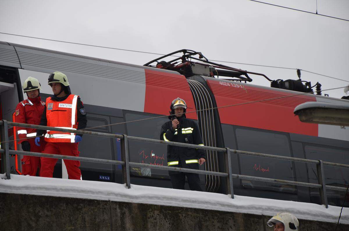 An den Zugfenstern kann man noch die Markierungen der Rettungskräfte sehen: "1 x liegend", "2x gehend"