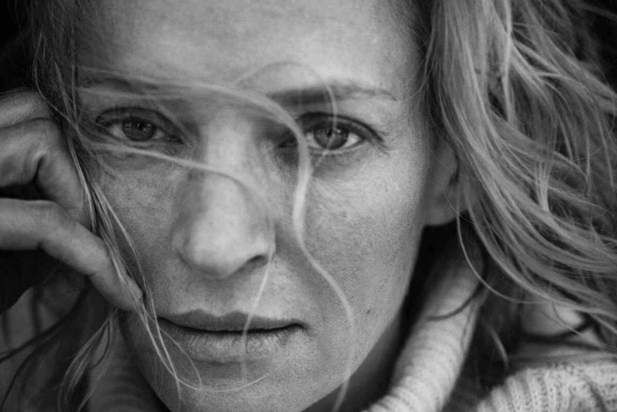 Peter Lindbergh ist der erste Fotograf, der bereits zum dritten Mal für den Kult-Kalender arbeiten durfte. Eine weitere Premiere dürfte jedoch schwerer wiegen: Diesmal verzichtete man ganz auf Photoshop. Im Bild: Uma Thurman.