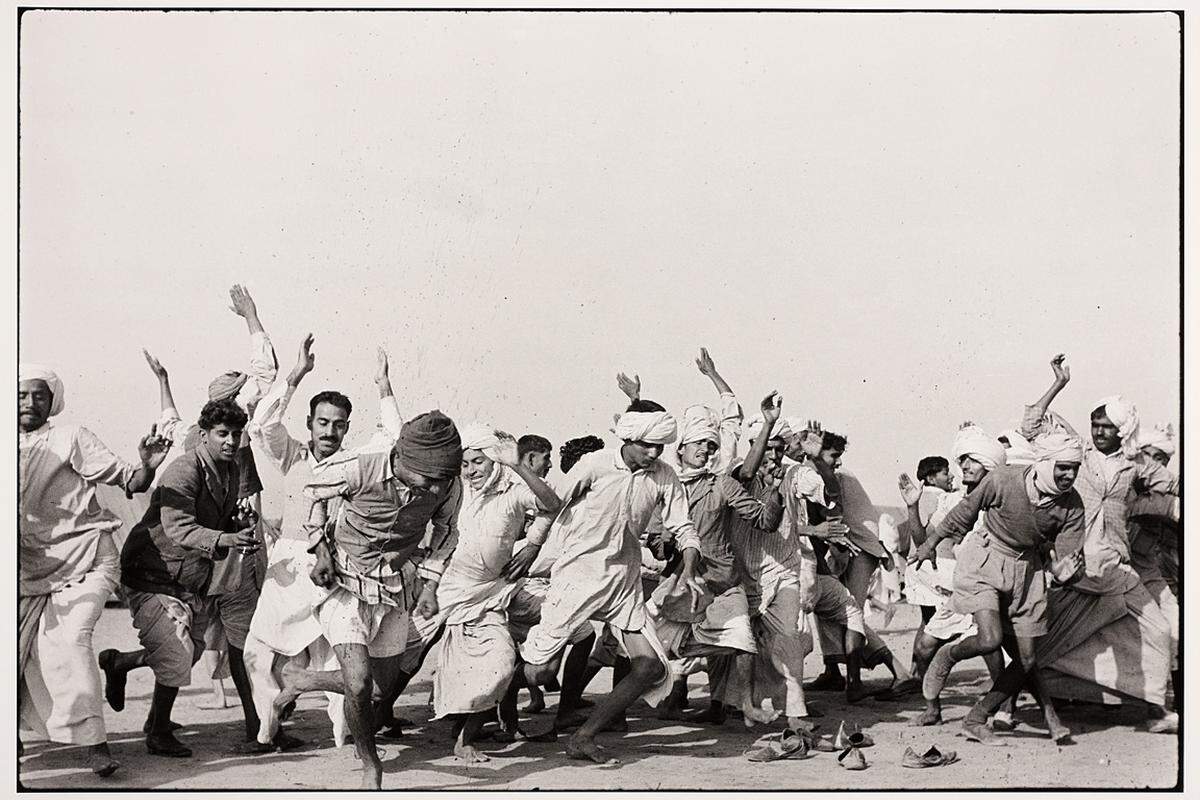 Der große, vielleicht der wichtigste Fotograf des 20. Jahrhunderts: Henri Cartier-Bresson hatte ein untrügliches Gesprü für den richtigen Zeitpunkt und den richigen Ort. Jüngst hatte das Kunst Haus Wien dem 2004 verstorbenen Franzosen eine Schau gewidmet.  Henri Cartier-Bresson: Sport in einem Flüchtlingslager, Kurukshetra, Punjab 1948