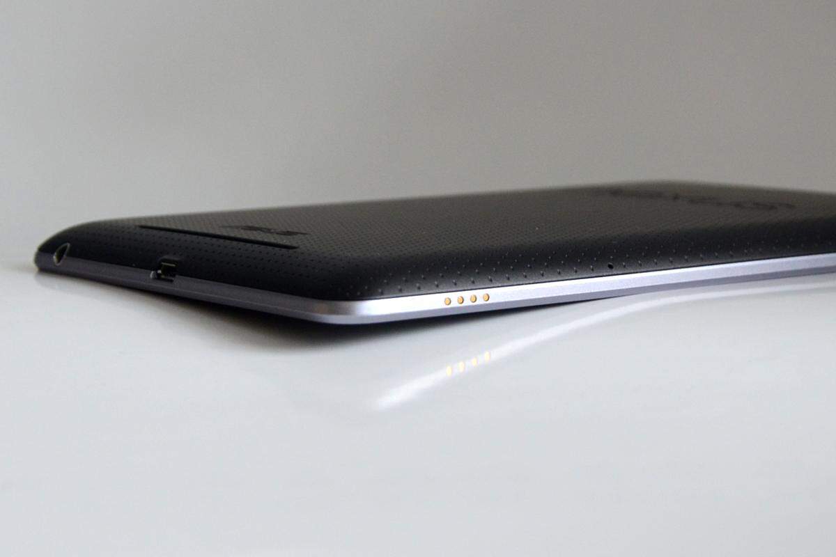 Das Nexus 7 wiegt nur 340 Gramm und ist etwa einen Zentimeter dick. An der Seite prangt eine Anschlusstelle, die für ein Dock gedacht ist, das Asus noch nachliefern will.