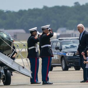 Joe Biden mit seinem jüngsten Enkelsohn auf dem Weg zum Wochenendsitz Camp David. 
