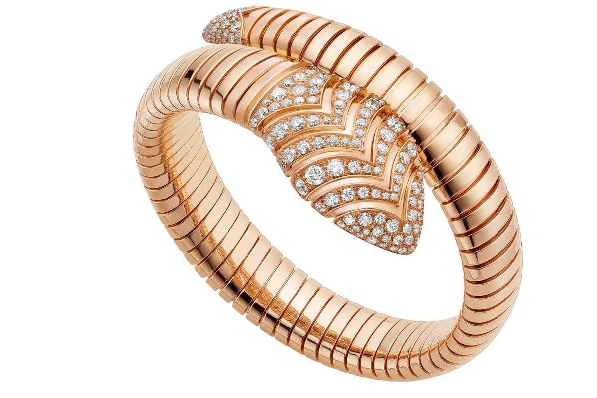 Das „Serpenti“-Armband ist in Roségold gearbeitet und mit Pavé-Diamanten besetzt.