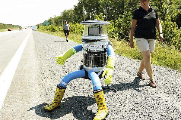 Der "HitchBot" spricht mit einer Stimme ähnlich der eines Navigationsgerätes, verfügt über eine Spracherkennung und eine Schnittstelle zu Wikipedia - und soll sich so fast wie ein normaler Anhalter mit seinen Mitfahrern unterhalten.