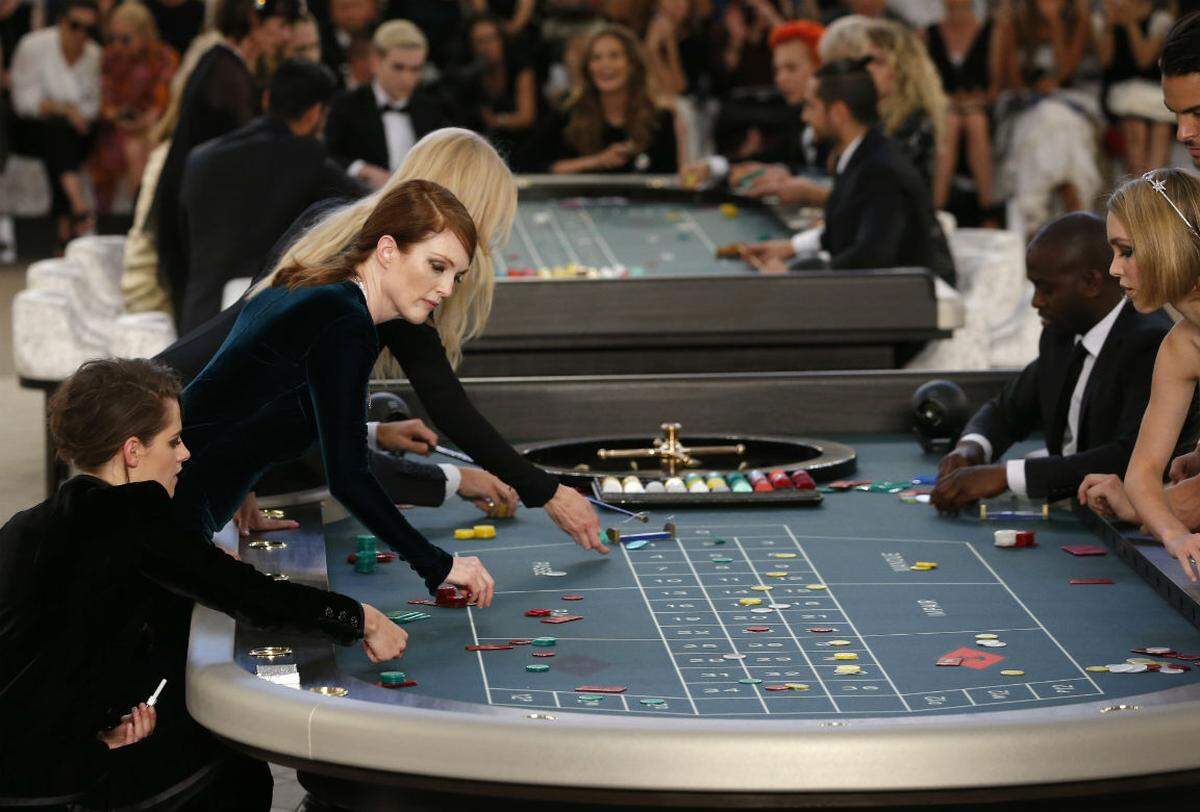Karl Lagerfeld kreierte dieses Mal bei den Pariser Haute-Couture-Schauen eine Casino-Show. Julianne Moore spielte mit Kristen Stewart und Lily Collins am Roulettetisch.