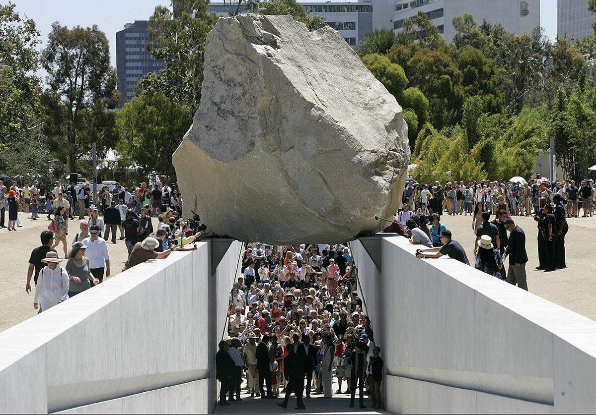 Ein gigantischer Steinbrocken, etwa so schwer wie ein voll ausgebuchter und beladener Jumbo-Jet, ist die neue Kunstattraktion vom LACMA-Museum in Los Angeles.