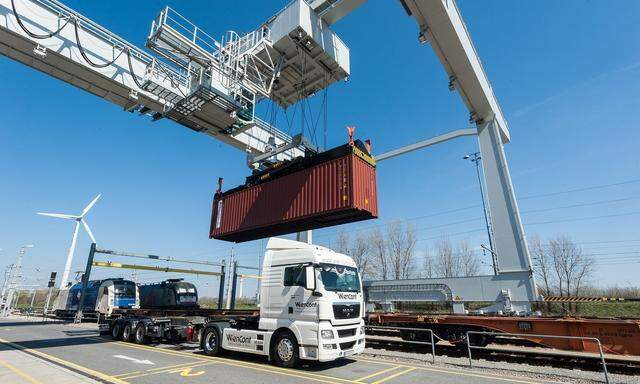 Am Terminal des Hafens Wien wurden im Jahr 2017 rund 400.000 Container umgeschlagen – die meisten allerdings zwischen Bahn und Lkw.