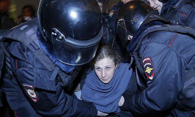 Ex-Pussy Riot-Mitglied Maria Aljochina bei ihrer Verhaftung in Moskau.