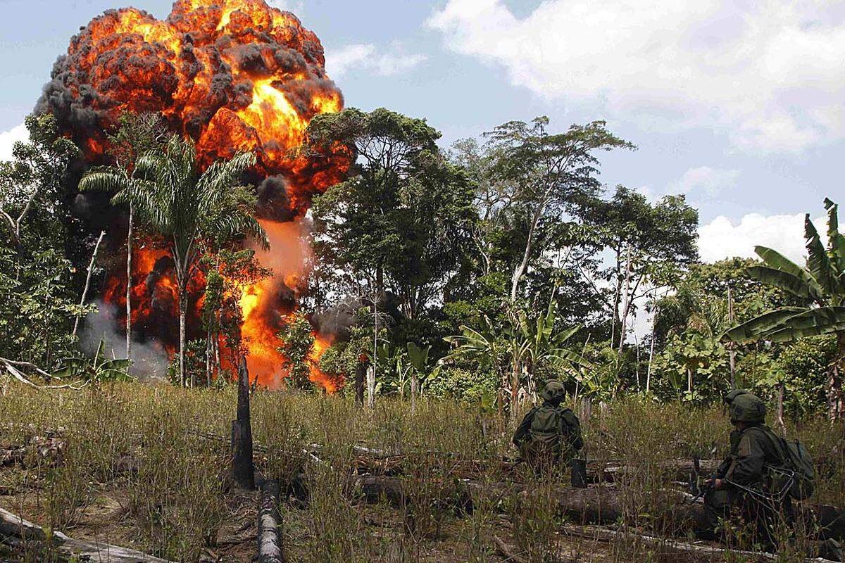 Im Dschungel der kolumbianischen Provinz Meta hat die Polizei ein Kokainlabor der Farc-Rebellen gesprengt.