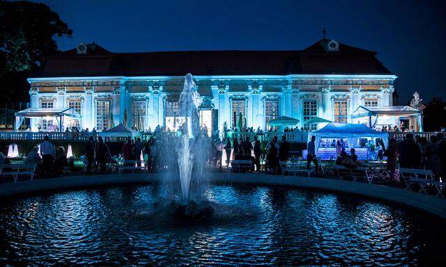 Eine mondhelle Sommernacht im in „Presse“-Blau erleuchteten Garten des Unteren Belvedere.