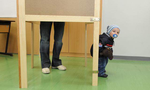 Symbolbild: Kind im Wahllokal