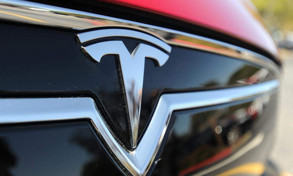 Technische Daten, Teslas Model S P85D: maximale Leistung 515 kW / 700 PS, Beschleunigung 0-100 km/h: 3,4 sec, Höchstgeschwindigkeit: 250 km/h, Akku-Kapazität: 85 kWh (Lithium-Ionen), Reichweite: ca. 480 Kilometer.