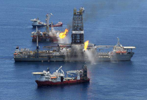BP muss das Auffangen des Öls mit Schiffen wegen technischer Probleme unterbrechen. Bei einem Unfall kommen zwei Helfer ums Leben.