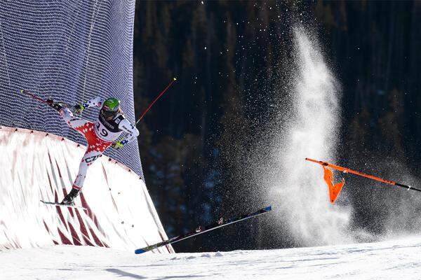Ein schwerer Sturz des Tschechen Ondrej Bank hat bei der Ski-WM in Vail/Beaver Ceek am Sonntag die Kombinations-Abfahrt der Herren überschattet.