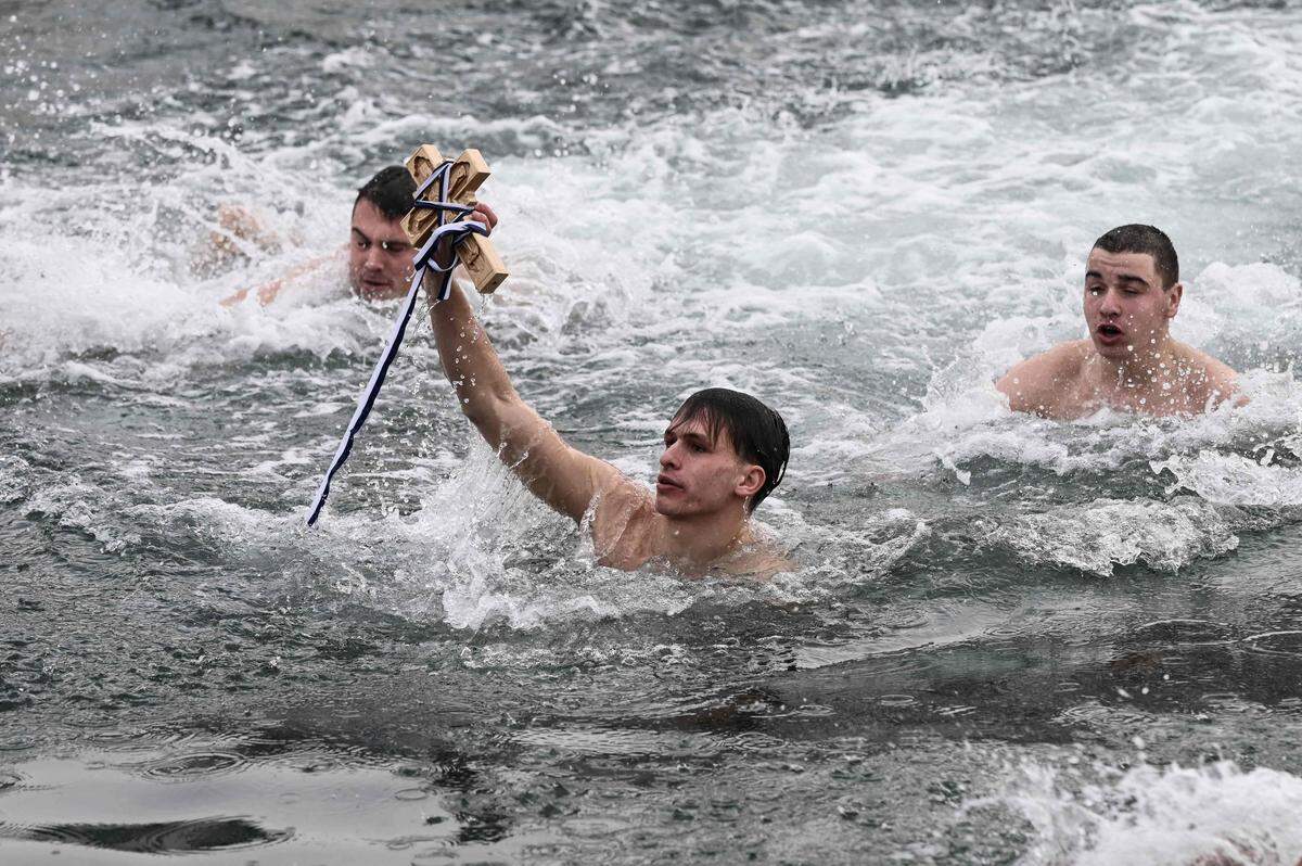 6. Jänner. Zum griechisch-orthodoxen Fest der Gotteserscheinung springen junge Burschen bei Thessaloniki ins Meer, um ein Holzkreuz zu ergattern. Wer es als erster in Händen hält, hat dem Brauch zufolge Glück im ganzen Jahr.