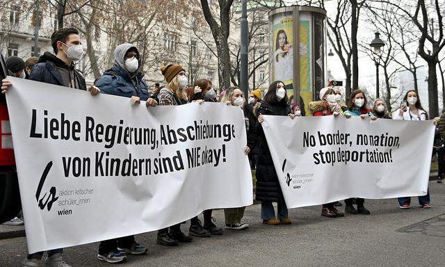 Die Aktion kritischer SchülerInnen ging in Wien für abgeschobene Kinder auf die Straße