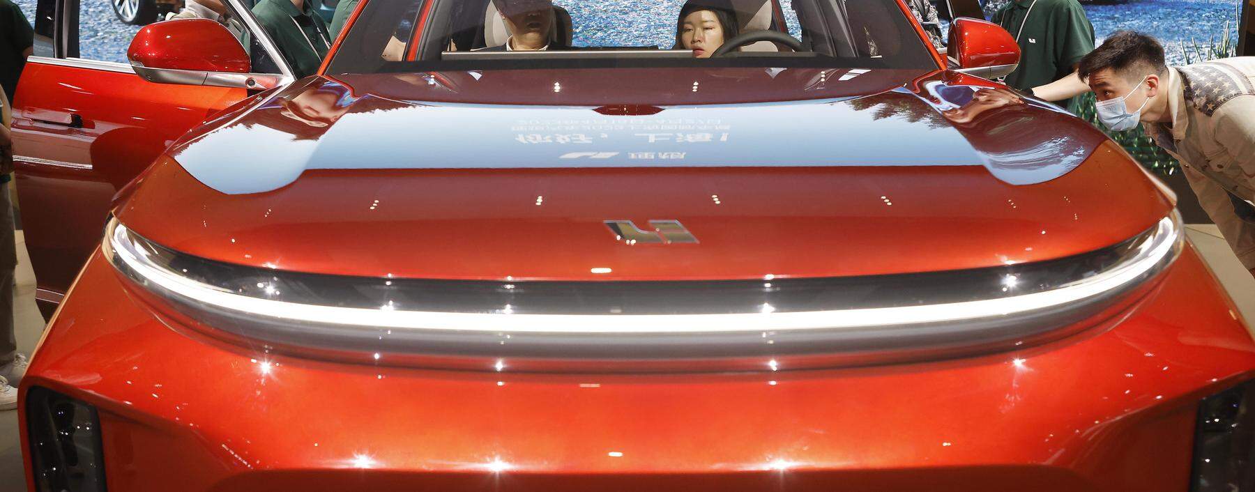 Großes Interesse: Messebesucher in Shanghai inspizieren das Elektro-SUV von Li Auto. Die Zahl chinesischer BEV-Marken wird auf bis 300 geschätzt. Der Marktführer heißt BYD.