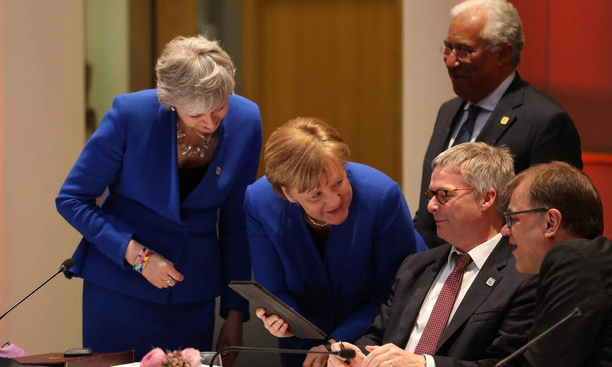 Dann holte sie den portugiesischen Premierminister Antonio Costa und den finnischen Regierungschef Juha Sipila ins Boot. Sie fanden es, ihren Minen nach zu urteilen, auch halbwegs amüsant - aber bei weitem nicht so sehr wie die deutsche Bundeskanzlerin, die aus dem Lachen gar nicht mehr herauskam.