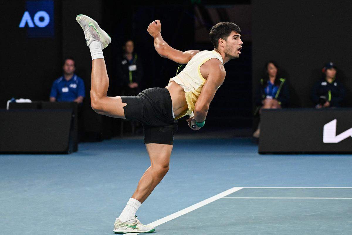 22. Jänner. Spaniens Tennis-Jungstar Carlos Alcaraz im eleganten Einsatz bei den Australian Open in Melbourne.