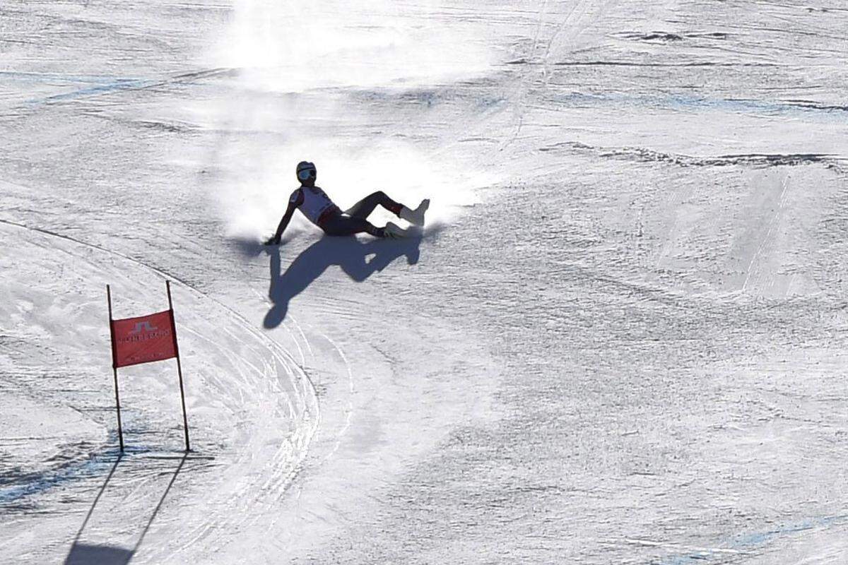 Im steilen Gelände kam er erst gar nicht zum Stoppen. Die letzten Meter absolvierte er dann aber doch - scheinbar unverletzt - auf Ski.