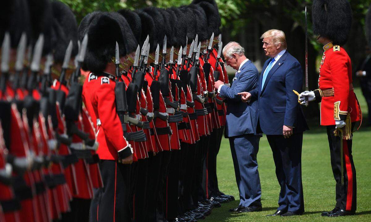 Prinz Charles und Trump umgeben von der königlichen Garde.