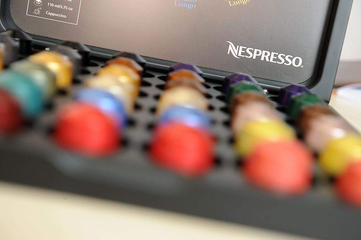 Um mit einer Nespresso-Maschine Kaffee zu machen, benötigt man jede Menge Kapseln. Umweltschützer kritisierten das System schon lange wegen der Müllberge, die es produziert. Andere stoßen sich vielmehr am hohen Preis. Mindestens 35 Cent kostet eine Kapsel. Da in einer Kapsel nur rund sechs Gramm Kaffee enthalten sind, ergibt das einen Kilopreis von etwa 58 Euro.