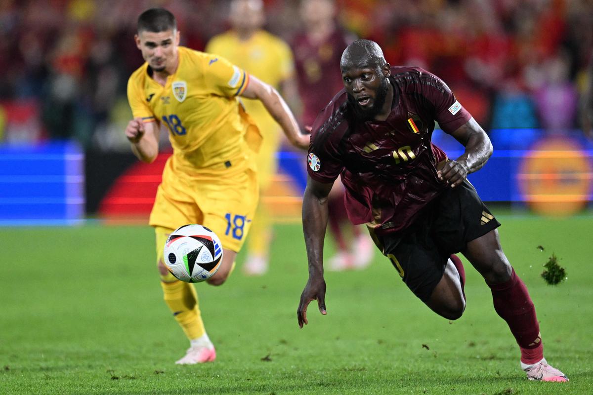 Another goal was disallowed for Romelu Lukaku (R).