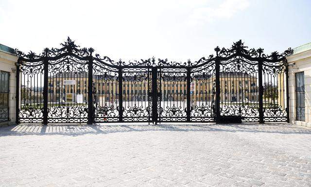 Leerer Schlosshof, gesperrtes Schloss Schönbrunn: Viele Mitarbeiter arbeiten aber weiter, ein kleines Team dreht derzeit etwa Filme, die unbekannte Einblicke in das Schloss ermöglichen sollen.