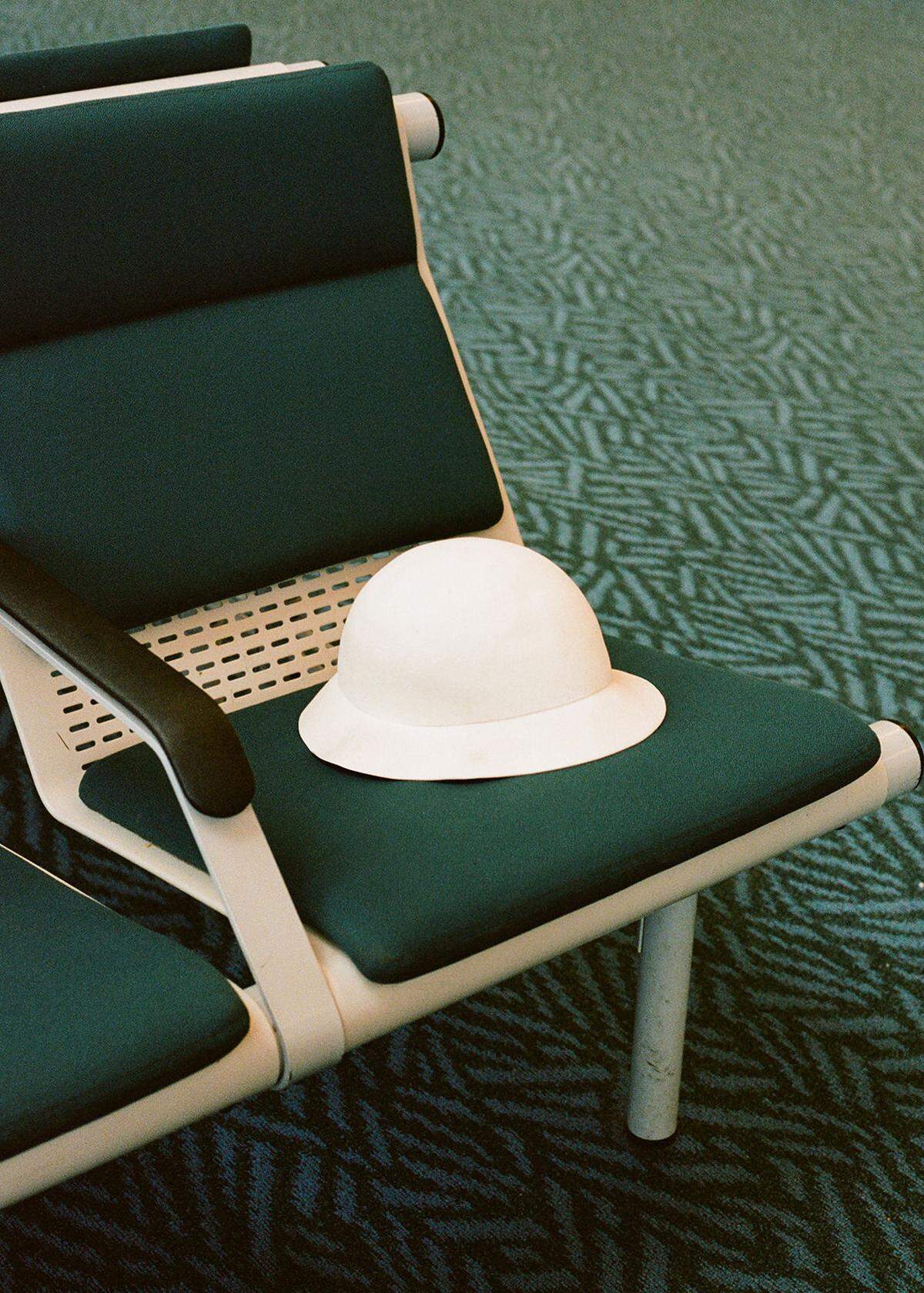 Ein Hut von Louis Vuitton im Retro-Flughafenwartesaal.