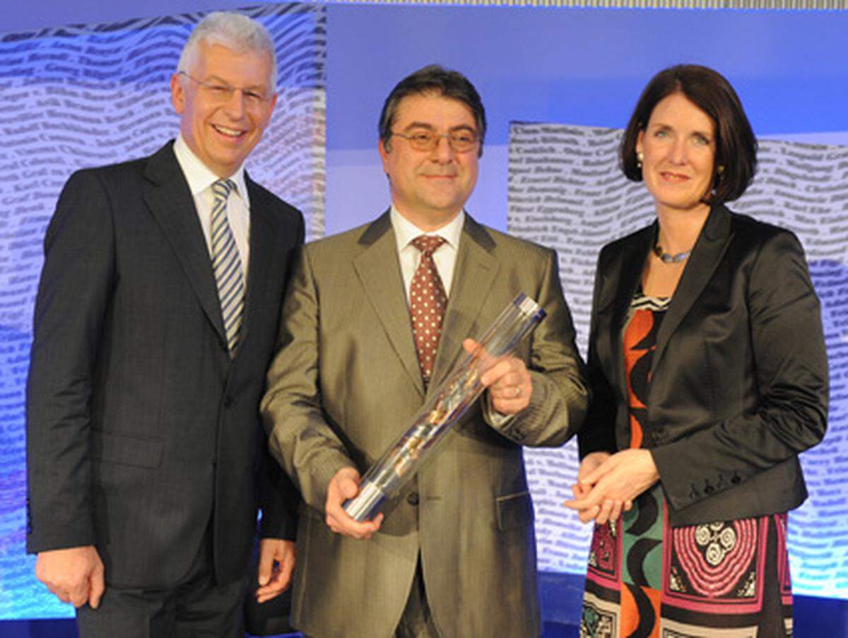 Für sich allein hatten die Bühne hingegen der Solarzellenforscher Niyazi Serdar Sariciftci, der in der Kategorie Wissenschaft ausgezeichnet wurde.