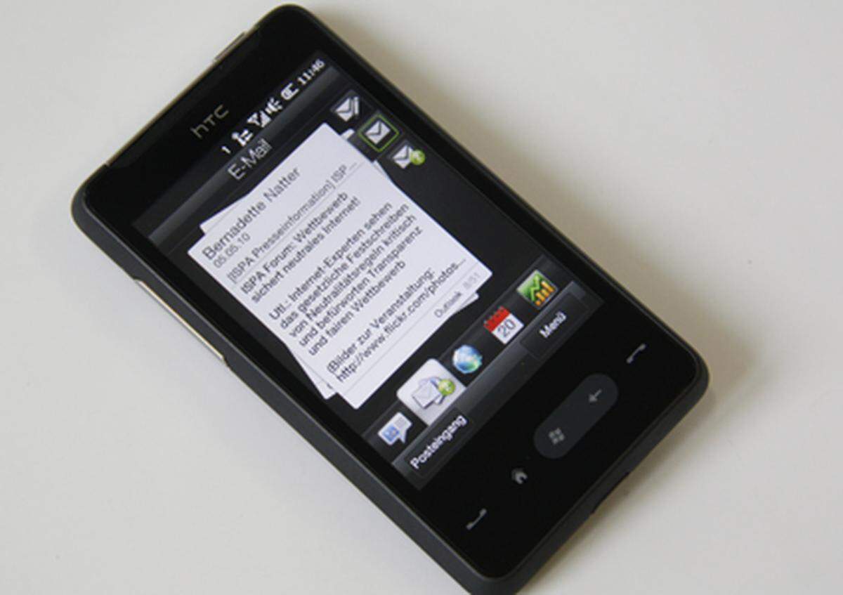 E-Mail klappt dank Windows Mobile ausgezeichnet. HTC bietet zwar über den Startbildschirm diese etwas lockere Ansicht, mit der man per Fingergeste durch die einzelnen Nachrichten navigieren kann. Praktisch ist das aber nur bedingt.