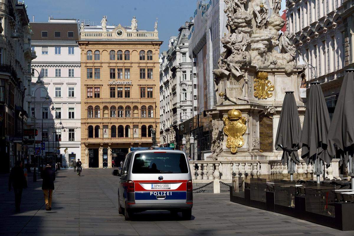 Oft die einzigen auf der Straße: die Polizei, die die Ausgangssperre kontrolliert.