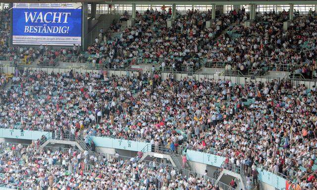 Archivaufnahme: Zeugen Jehovas im Ernst-Happel-Stadion, 2009