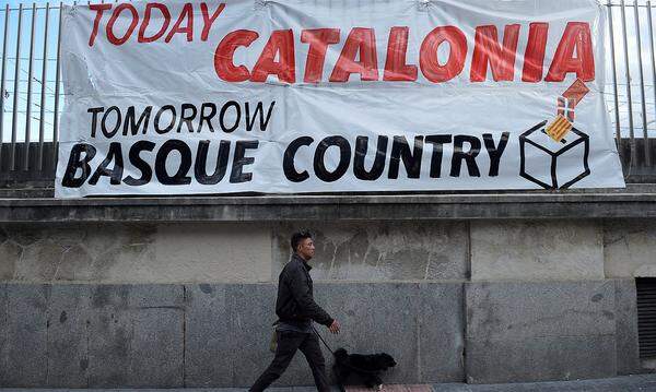 Dort gibt es nicht nur die Katalanen. Schon im Mittelalter haben die Basken von der spanischen Krone weitgehende Autonomie erhalten. Fast 50 Jahre lang kämpfte die Untergrundorganisation ETA für einen von Spanien unabhängigen Staat. Bei Anschlägen kamen Hunderte Menschen um Leben. Erst 2011 erklärte die ETA den Verzicht auf Gewalt. Im April 2017 gab sie ihre letzten Waffen ab. Die regierende baskisch-nationalistische Partei PNV strebt wie die Regionalregierung in Katalonien einen unabhängigen Staat an, will aber nicht so radikal wie Barcelona vorgehen, sondern "den Weg Schottlands beschreiten".
