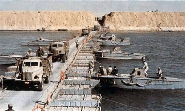 Ägyptische Pontonbrücke über den Suezkanal, Oktober 1973