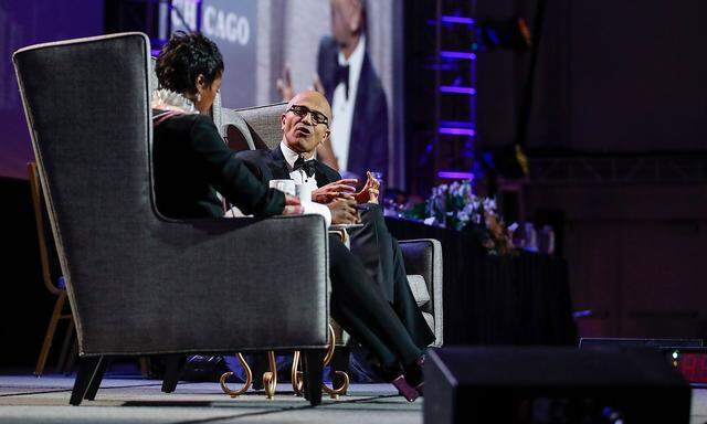 Satya Nadella ist seit 2014 der Chef von Microsoft. Im Bild im gespräch mit Mellody Hobson vom Economic Club of Chicago