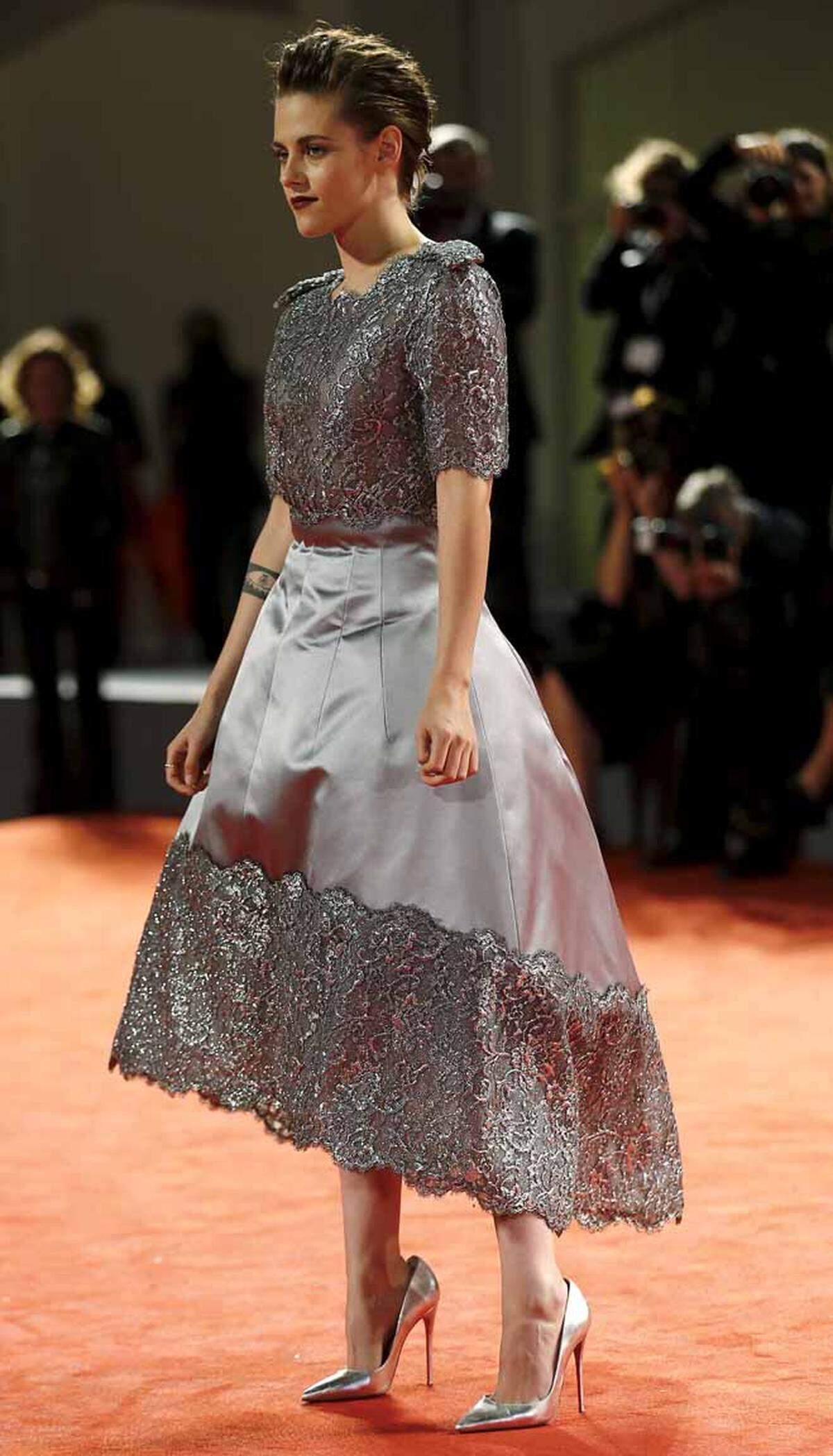 Kristen Stewart in der aktuellen Herbstkollektion von Chanel Couture. Aus ihrer Abneigung gegen hohen Hacken macht die Schauspielerin nie ein Geheimnis, auch dieses Mal blieben die Pumps nicht lange an ihren Füßen.