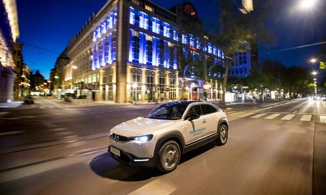 Wien, Parkring: Ein Mazda MX-30 lotet das  Stromspar- potenzial im Stadtverkehr aus.