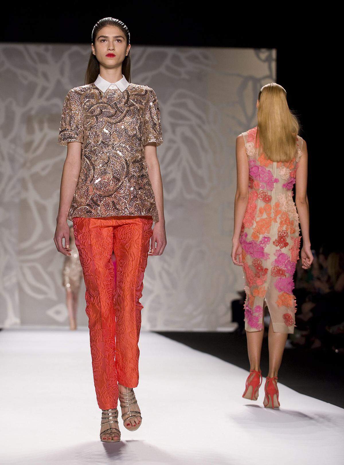Neben langen Abendkleidern, Spitze und Stickereien zeigte Monique Lhuillier auch Pullover und T-Shirts in luxuriösen Materialien.